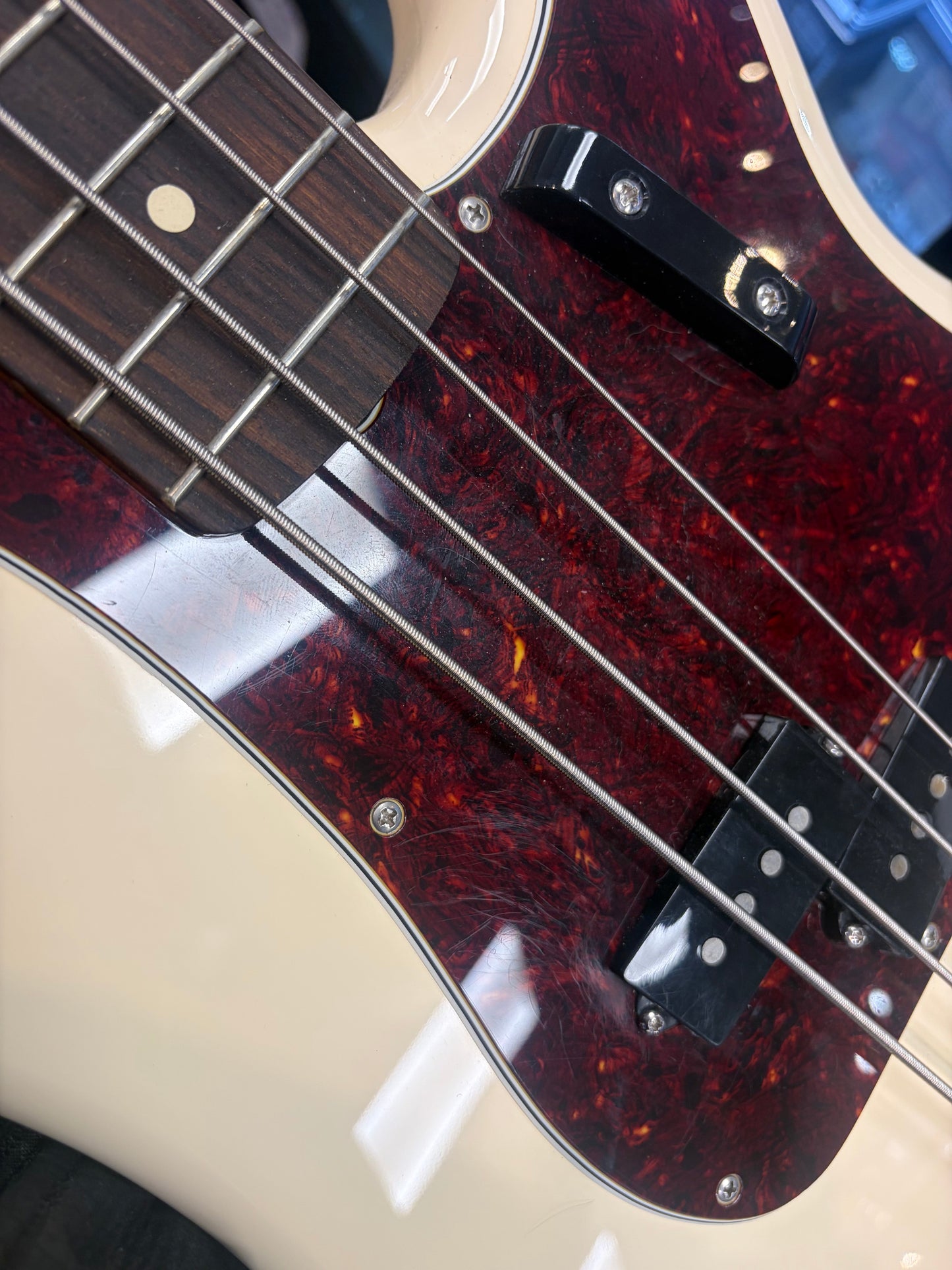 Fender Vintera II '60s Precision Bass, Rosewood Fingerboard in Olympic White