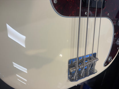 Fender Vintera II '60s Precision Bass, Rosewood Fingerboard in Olympic White